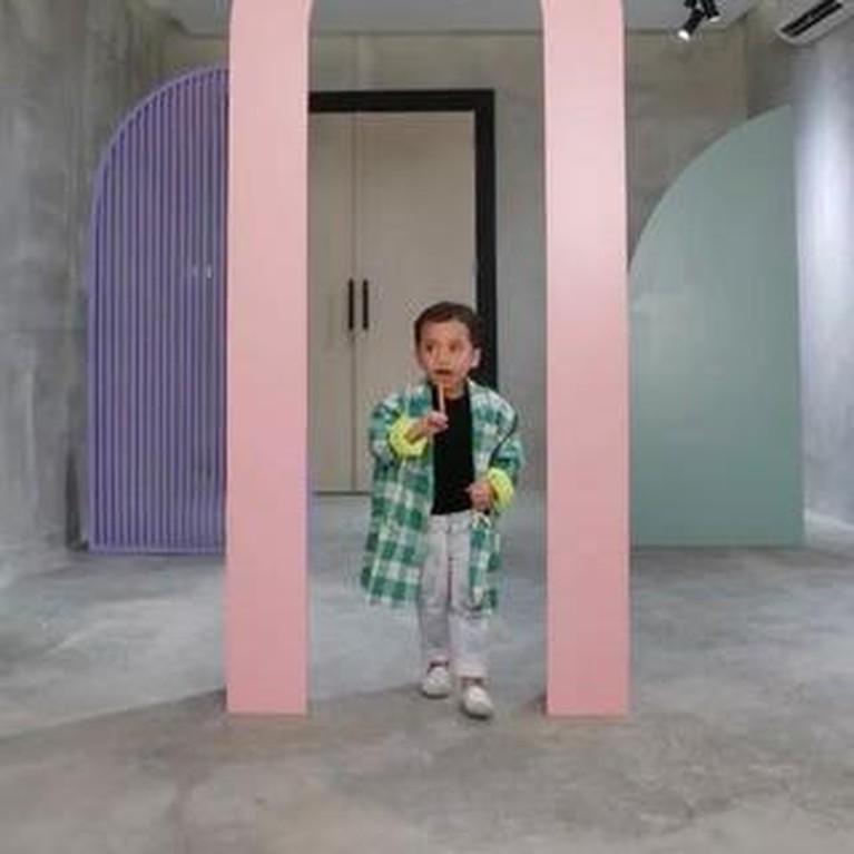 Style Rachel Vennya, Xabiru & Chava Saat Catwalk Bareng Kece Abis! Rachel Vennya membagikan sebuah video catwalk bareng kedua anaknya dengan style yang kece. Yuk intip!
