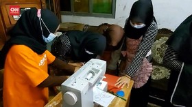 VIDEO: Sinyal Internet Jelek, Guru Datangi Rumah Murid