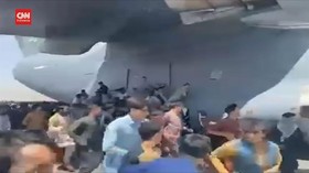 VIDEO: Situasi Mencekam di Bandara Kabul, Warga Kejar Pesawat