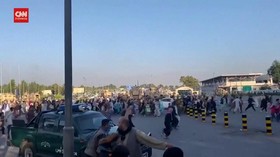 VIDEO: Warga Kabul Berlarian ke Bandara, Terdengar Tembakan