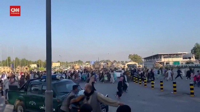Eks Gubernur bank sentral Afghanistan Ajmal Ahmady meramal ekonomi negaranya muram usai dikuasai oleh Taliban. Taliban ia sebut tak punya agenda ekonomi jelas.
