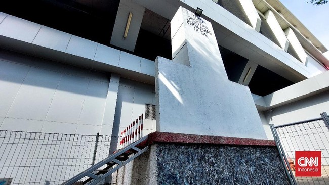 Tugu 5 Hari 5 Malam di Palembang terbaikan dan jauh dari pandangan akibat pembangunan LRT. Padahal itu monumen pertempuran sengit yang sangat krusial.