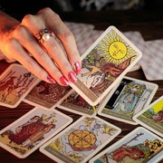 Baca Ramalan Kartu Tarot Bisa Bikin Kesehatan Mental Lebih Baik, Benarkah? Ini Kata Ahli!
