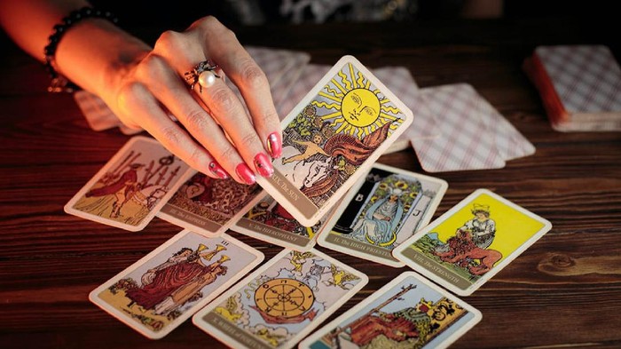 Baca Ramalan Kartu Tarot Bisa Bikin Kesehatan Mental Lebih Baik, Benarkah? Ini Kata Ahli!
