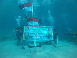 Rayakan HUT ke-76 RI, Bakamla Kibarkan Bendera Merah Putih di Laut Ambon