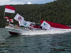 Keren! Pengibaran Bendera Merah-Putih di Bawah Laut Tanjung Parasulu Serba 17