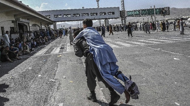 Militer Amerika Serikat dikabarkan menghancurkan paspor sejumlah warga Afghanistan yang meminta dievakuasi ke luar negara tersebut.