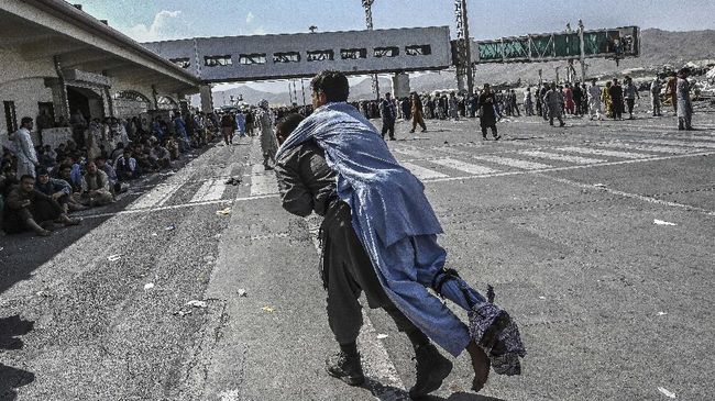 Taliban mendesak warga Afghanistan segera meninggalkan Bandara Kabul karena proses evakuasi yang kacau menelan korban jiwa.