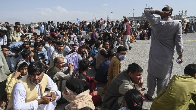 Seorang pejabat NATO mengatakan sekitar 12 ribu warga negara asing dan warga lokal telah dievakuasi dari Afghanistan sejak Taliban menduduki ibu kota Kabul.