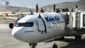 Warga Serbu Landasan Pacu, Operasional Bandara Kabul Disetop