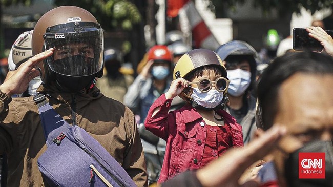Pengendara yang melintas diminta untuk turun dari kendaraannya dan tegap berdiri untuk menghormati detik-detik proklamasi tepat pada pukul 10.17 WIB.