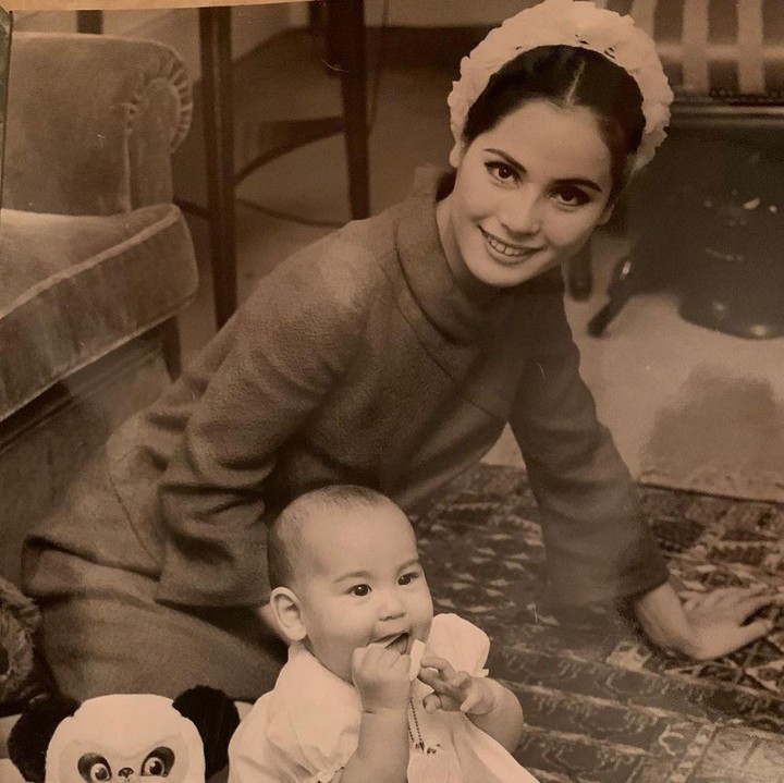 <p>Ratna Sari Dewi adalah istri Presiden Soekarno yang berdarah Jepang. Ia berstatus sebagai istri keenam ketika dipersunting Soekarno pada 1962 silam. Mereka dikaruniai putri bernama Karina Kartika Sari Dewi Soekarno. (Foto: Instagram @dewisukarnoofficial)</p>