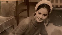 <p>Ratna Sari Dewi adalah istri Presiden Soekarno yang berdarah Jepang. Ia berstatus sebagai istri keenam ketika dipersunting Soekarno pada 1962 silam. Mereka dikaruniai putri bernama Karina Kartika Sari Dewi Soekarno. (Foto: Instagram @dewisukarnoofficial)</p>