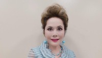 <p>Bunda satu anak itu gemar mengunggah konten review di kanal <em>YouTube</em> miliknya. Ia bahkan pernah membuat video ASMR kekinian. (Foto: Instagram @dewisukarnoofficial)</p>