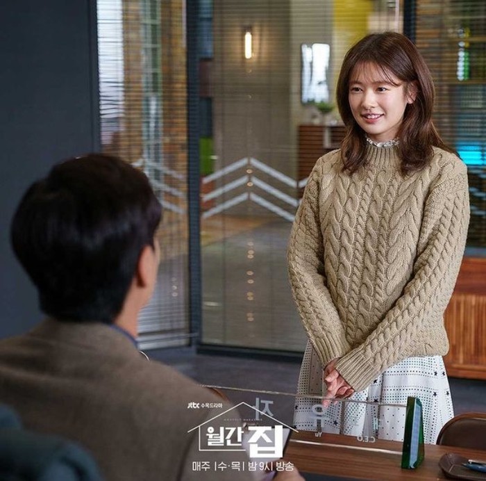 Editor Na memadupadankan dress motif bintang berwarna ivory dari brand EY dengan sweater wool berwarna light khaki dari brand Loeuvre, cocok dipakai saat musim dingin maupun untuk ruangan yang full AC, nih Beauties. /Foto: Instagram.com/jtbcdrama