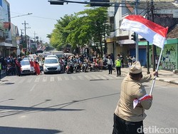 Momen Pengguna Jalan di Kediri Kompak Hormat Bendera dan Nyanyi Lagu Kebangsaan