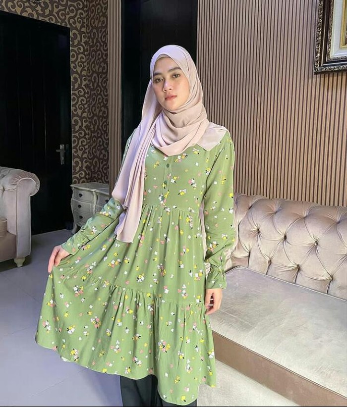 Henny Rahman dikenal sebagai seorang selebgram yang mempunyai paras cantik dan manis. Setelah menikah dengan Alvin Faiz yang merupakan anak dari almarhum Ustadz Arifin Ilham pada Sabtu (14/8), sosoknya kerap mencuri perhatian netizen. /Foto: instagram.com/hennyyrahman