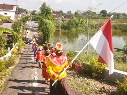 Cara Emak-emak di Lamongan Meriahkan HUT RI, Berparade dan Baca Puisi di Sawah
