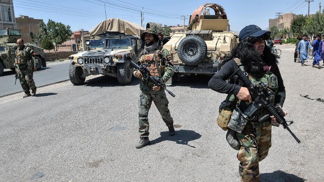 Ratusan Tentara Afghanistan Kabur ke Uzbekistan Ratusan tentara Afghanistan terbang melarikan diri ke Uzbekistan dengan menggunakan pesawat, helikopter, dan jalan kaki.