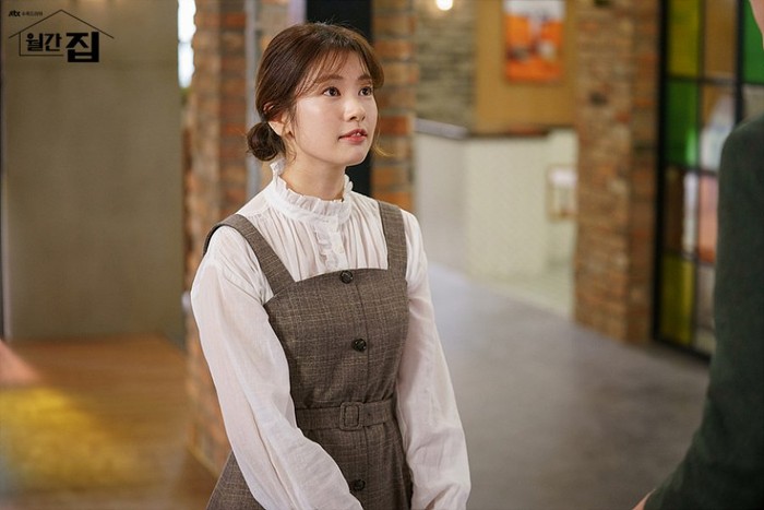 Kali ini editor Na menggunakan Hapjeong tube top dress dari brand AND YOU, berwarna coklat seharga 238 USD. Dress ini ia kenakandengan menggunakan dalaman putih berlengan panjang yang chic. /Foto: mydramalist.com