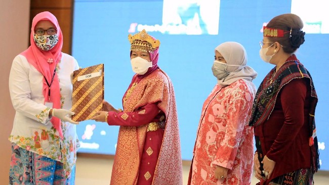Kemensos menggelar kegiatan pemberian penghargaan terhadap pilar sosial dan masyarakat yang berperan aktif dalam penanganan Covid-19 pada Selasa (17/8).