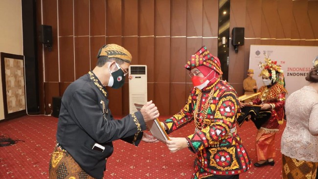 Menaker menyematkan Satyalencana Karya Satya 2021 kepada 349 ASN dengan puluhan tahun dedikasi, serta kepada ASN teladan di lingkungan Kemnaker, Selasa (17/8).
