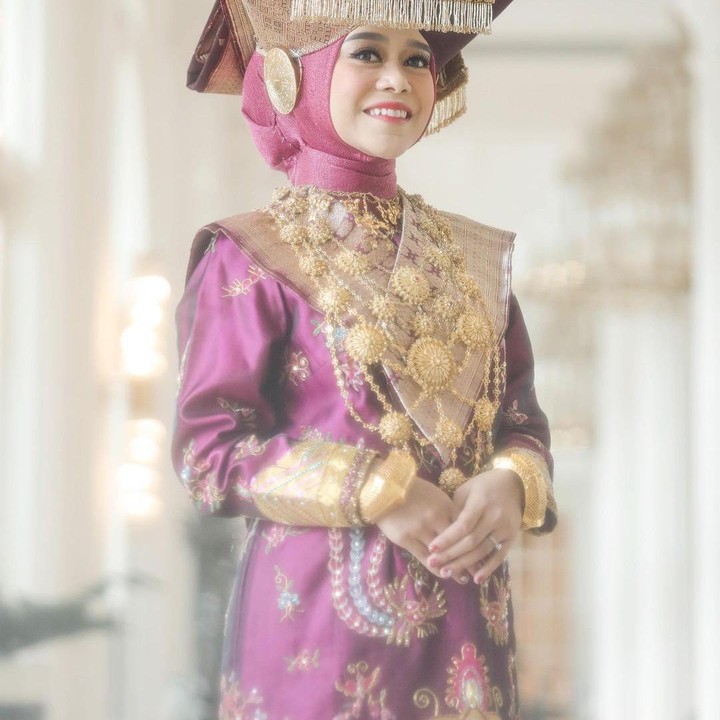 <p>Dari beberapa potret yang dipamerkan, wanita asal Cianjur itu terlihat menawan dengan balutan pakaian khas Minang ya, Bunda? (Foto: Instagram @aldiphoto)</p>