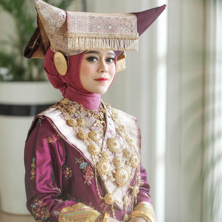 <p>Lalu selang beberapa hari setelahnya, Lesti Kejora bersama Rizky Billar juga menggelar prosesi Malam Bainai sesuai adat Minang. Lesti tampak cantik mengenakan pakaian adat Minang tersebut. (Foto: Instagram @aldiphoto)</p>