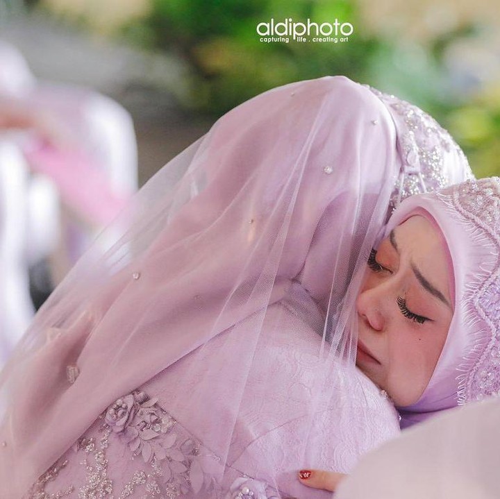 <p>Sejak beberapa waktu yang lalu, rangkaian acara seperti pengajian untuk melepas masa lajangnya sudah berlangsung dengan lancar. Lesti juga meinta doa restu kepada orangtuanya dengan begitu haru. (Foto: Instagram @aldiphoto)</p>