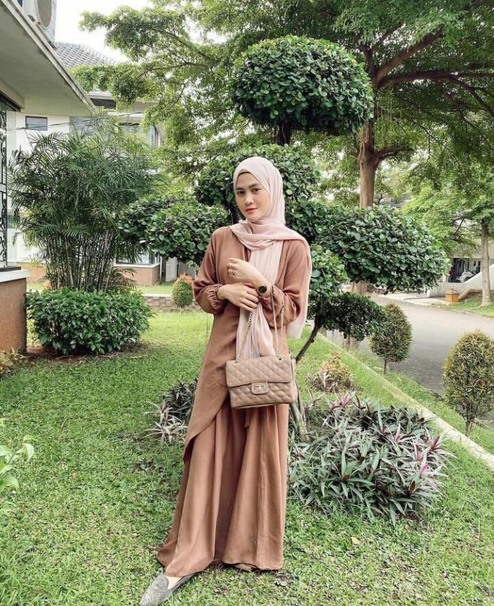 Sepertinya dia nggak pernah mati gaya. Henny sering kali berpose memakai hand bag untuk menambah pesona kecantikannya. Kali ini, ia tampak senada antara pakaian, hijab, dan tas yang dikenakan. /Foto: instagram.com/hennyyrahman