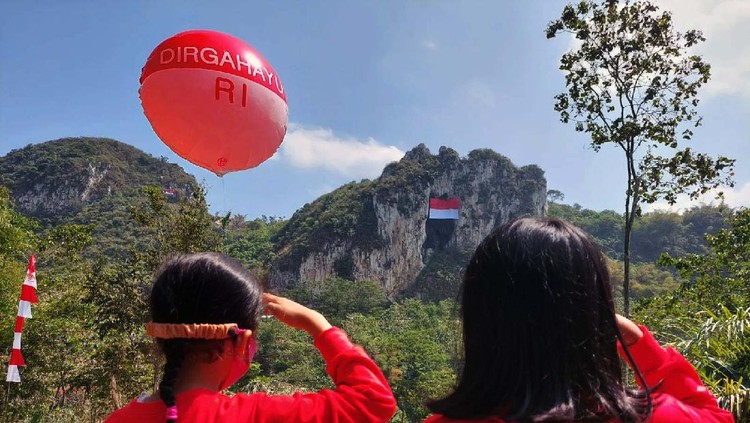 Bendera merah putih raksasa membentang di Tebing Hawu, Kabupaten Bandung Barat (KBB), Selasa (17/8). Hal ini pun menarik perhatian warga.