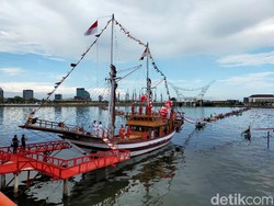 76 Nelayan Bentangkan Bendera Merah-Putih 1.000 Meter di Pantai Losari