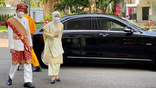 Jokowi memakai baju adat Lampung dengan nuansa merah, putih dan emas. Sedangkan Iriana menggunakan busana nasional dengan nuansa warna kuning terang.