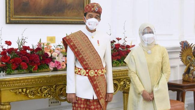 Desainer asal Indonesia, Didiet Maulana mengungkapkan bahwa baju adat yang dipakai Jokowi merupakan pakaian tetua adat di Lampung.