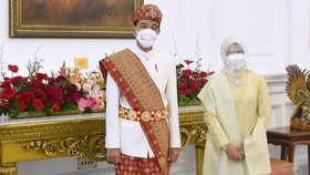 Makna Kepemimpinan dari Baju Adat Lampung yang dipakai Jokowi