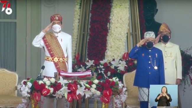 Presiden Jokowi memakai pakaian adat Lampung saat upacara detik-detik Proklamasi Kemerdekaan Indonesia dan bertindak sebagai Inspektur Upacara.