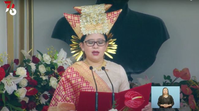 Puan Maharani didapuk membacakan teks Proklamasi Kemerdekaan RI ke 76 saat Upacara detik-detik Proklamasi di Istana Negara memakai baju adat Minang.