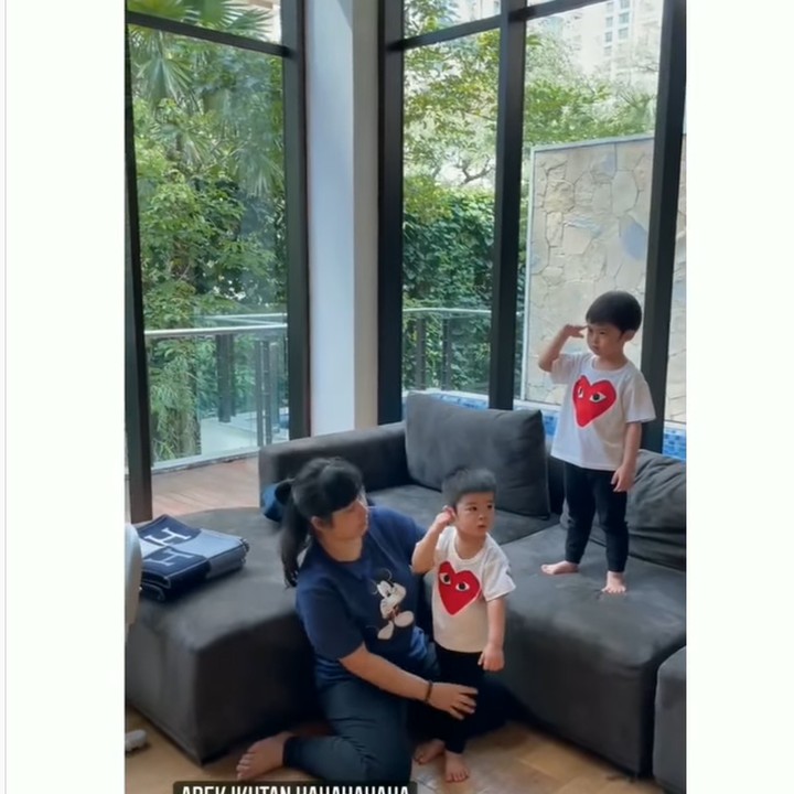 <p>Dalam video yang dibagikan lewat Instagram Story, bocah berusia 3 tahun itu langsung berdiri naik ke atas sofa sambil hormat ketika mendengar lagu <em>Indonesia Raya</em> yang diputar di TV. Sang adik, Mikhael juga terlihat seperti ingin melakukan hal yang sama. (Foto: Instagram @raphaelmoeiss)</p>