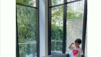 <p>Dalam video yang dibagikan lewat Instagram Story, bocah berusia 3 tahun itu langsung berdiri naik ke atas sofa sambil hormat ketika mendengar lagu <em>Indonesia Raya</em> yang diputar di TV. Sang adik, Mikhael juga terlihat seperti ingin melakukan hal yang sama. (Foto: Instagram @raphaelmoeiss)</p>