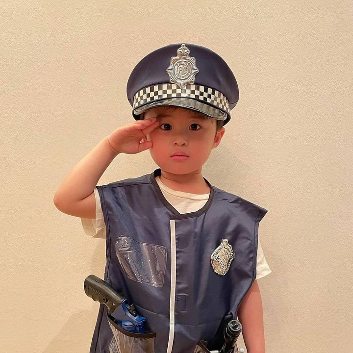 <p>Raphael Moeis juga sudah bisa menunjukkan sikap hormat sempurna. Tengok saja posenya ketika memakai seragam polisi. Gagah banget! (Foto: Instagram @raphaelmoeiss)</p>