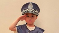 <p>Raphael Moeis juga sudah bisa menunjukkan sikap hormat sempurna. Tengok saja posenya ketika memakai seragam polisi. Gagah banget! (Foto: Instagram @raphaelmoeiss)</p>