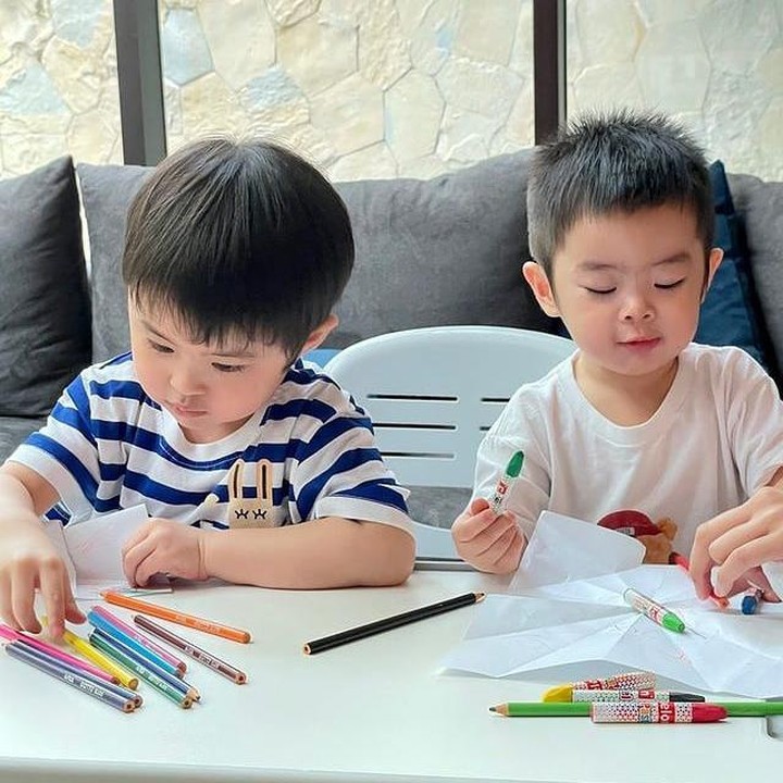 <p>Kedua putra Sandra Dewi dan Harvey Moeis memang sangat pandai. Mereka sudah terbiasa belajar di rumah dan melakukan aktivitas untuk melatih kecerdasan mereka. (Foto: Instagram @raphaelmoeiss)</p>