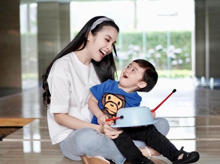 7 Potret Lucu Anak Sandra Dewi yang Fans Berat Presiden Soekarno