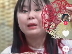 Rayakan HUT Kemerdekaan RI ke-76, Wanita Ini Bikin Martabak hingga Cimol Merah Putih