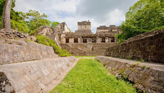 Reruntuhan suku Maya di Kota Tikal