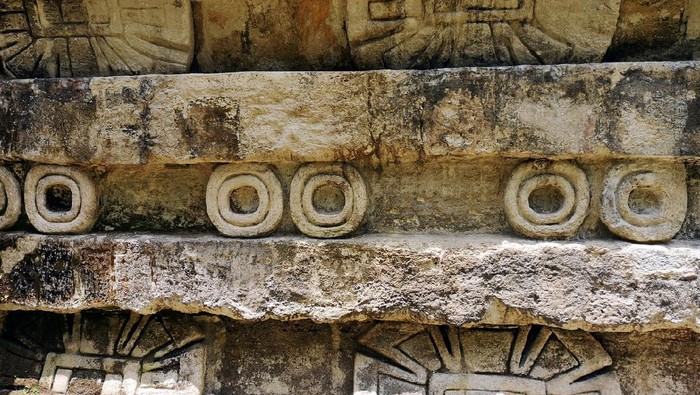 Reruntuhan suku Maya di Kota Tikal