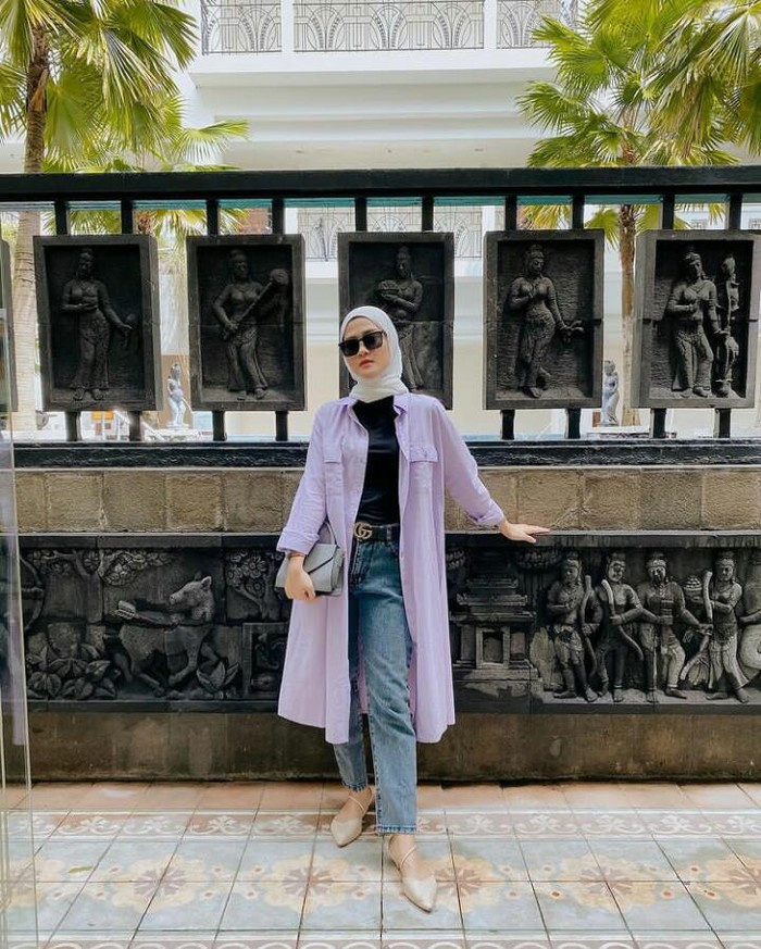 Sering mengunggah outfit sehari-hari di akun Instagram pribadinya, Henny Rahman kerap tampil sangat modis dengan memakai celana jeans, tunik yang dijadikan outer dan kacamata hitam. Masih cocok kalau dikatakan anak kuliahan saja ya, Beauties! /Foto: instagram.com/hennyyrahman
