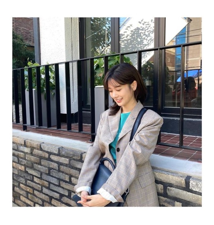 Simpel! Menggunakan brand dari Instantfunk, Editor Na memadupadankan kaus berwarna mint dengan setelan jaket dan short pants berwarna beige./Foto: Instagram.com/somin_jj