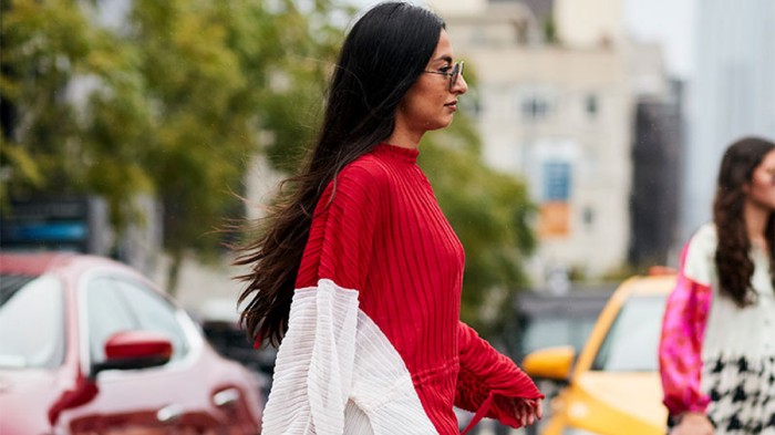 Ide Tampil Stylish Dalam Tema Warna Merah dan Putih yang Bisa Coba untuk Sehari-hari