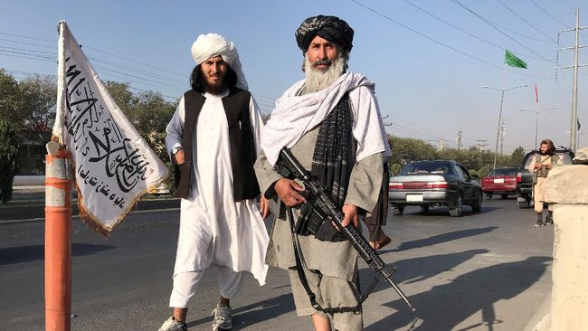 Taliban Crowds Swap AK-47s with American-Made Rifles